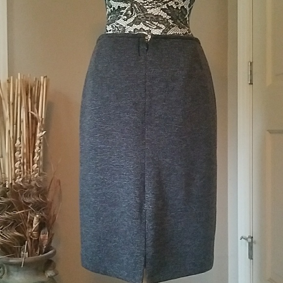 Tahari grey skirt with back split, size 6 - Picture 3 of 3